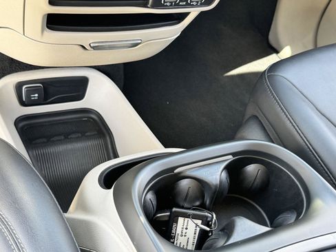 Used 2024 Chrysler Pacifica Touring-L FWD image 22