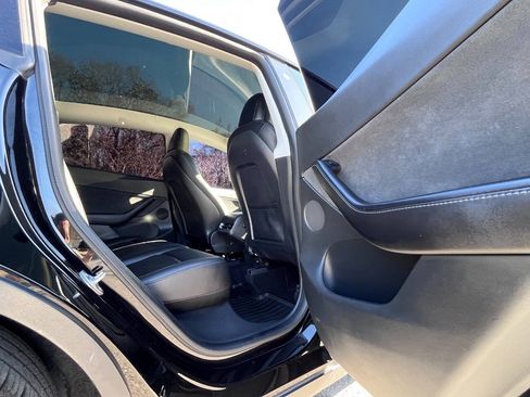 Used 2021 Tesla Model Y Long Range AWD/4WD image 35