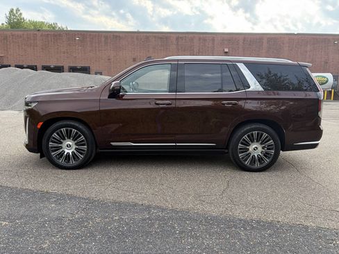 Used 2022 Cadillac Escalade Premium Luxury w/ Performance Package AWD/4WD image 4