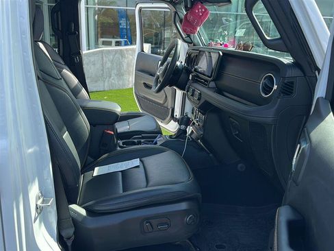 Used 2025 Jeep Wrangler Unlimited Sahara AWD/4WD image 18