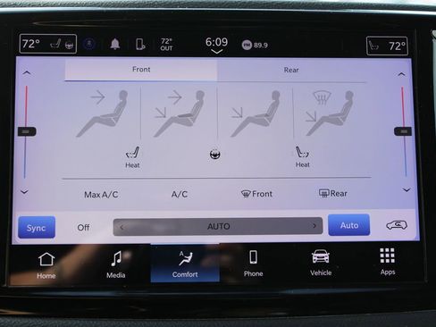 Used 2023 Chrysler Pacifica Touring-L image 35