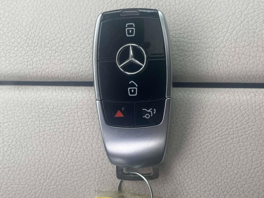 Used 2018 Mercedes-Benz E 400 4MATIC Sedan image 4