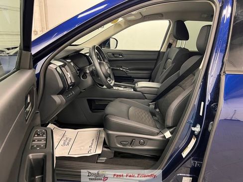 Used 2025 Nissan Pathfinder SV FWD image 31