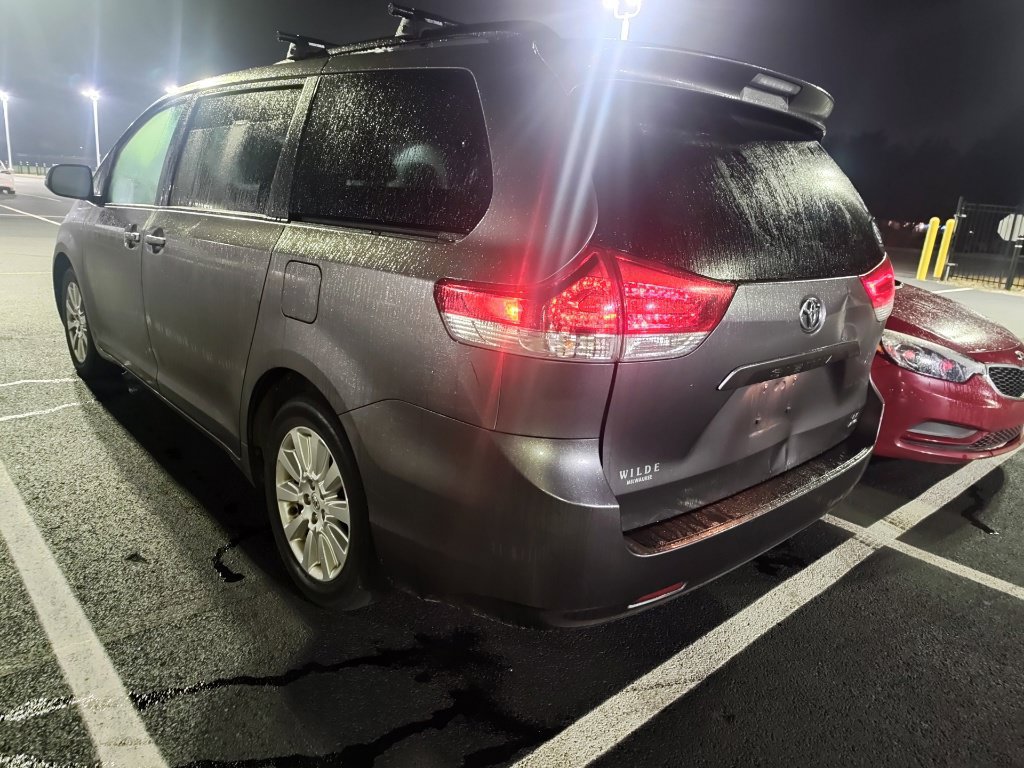 Used 2011 Toyota Sienna LE w/ Towing Pkg AWD/4WD image 5