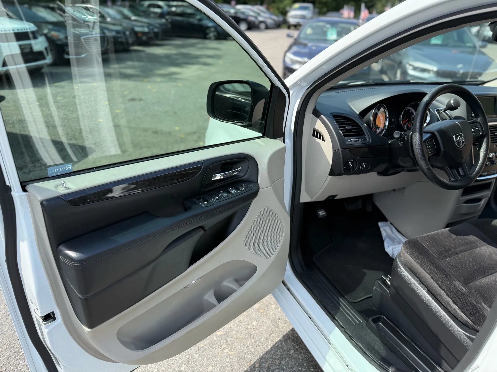 Used 2020 Dodge Grand Caravan SE w/ UConnect Hands-Free Group FWD image 23
