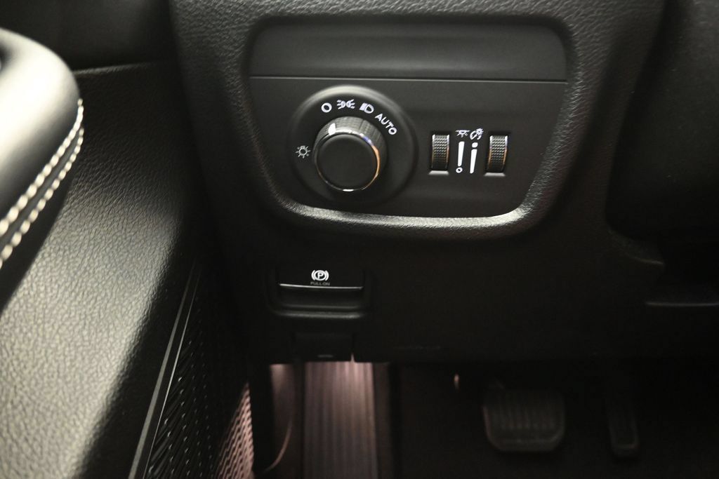 Used 2024 Jeep Grand Cherokee Altitude RWD image 24
