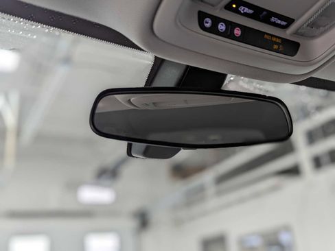 Used 2020 Chevrolet Traverse LT image 32