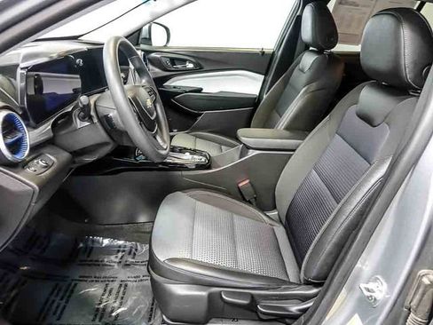 Certified 2025 Chevrolet Trax LT FWD image 12