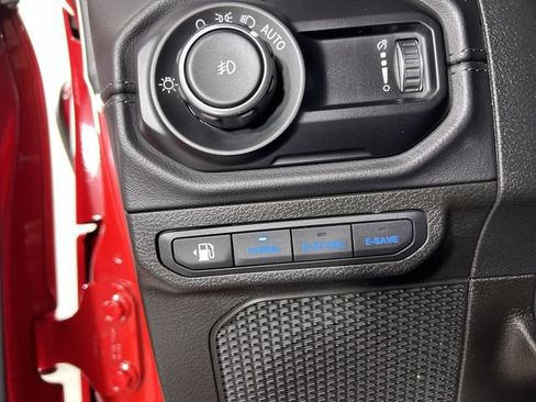 Used 2025 Jeep Wrangler Unlimited Sahara w/ Safety Group AWD/4WD image 17