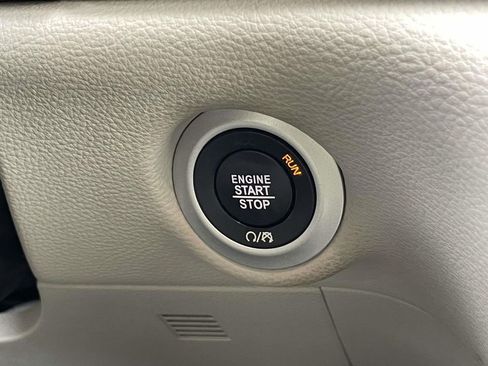 Used 2022 Chrysler Pacifica Touring-L image 23