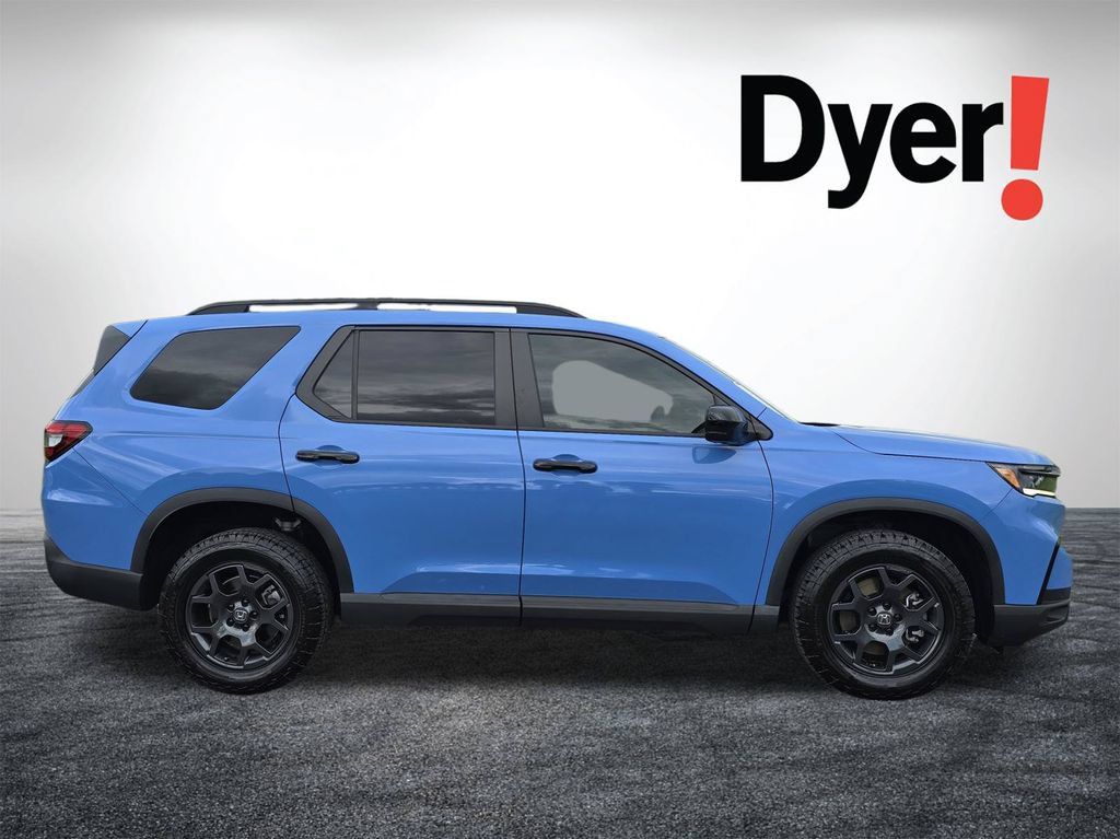 Used 2025 Honda Pilot TrailSport image 3