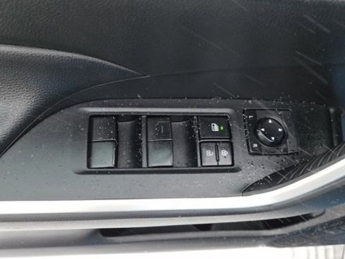 Used 2020 Toyota RAV4 LE image 13