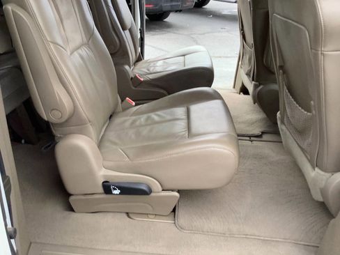 Used 2012 Chrysler Town & Country Limited image 35