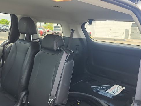 Used 2026 Kia Carnival EX FWD image 11