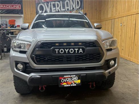 Used 2017 Toyota Tacoma TRD Off-Road AWD/4WD image 2