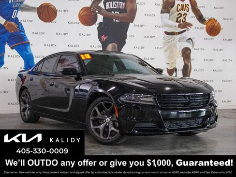 Used 2018 Dodge Charger SXT w/ Blacktop Package image 1