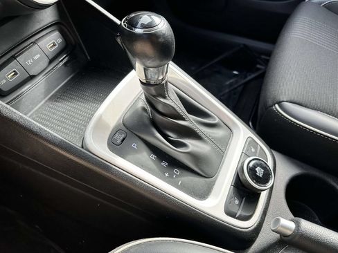 Used 2022 Hyundai Venue Limited FWD image 26