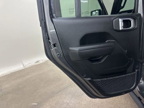 Used 2025 Jeep Gladiator Nighthawk image 29