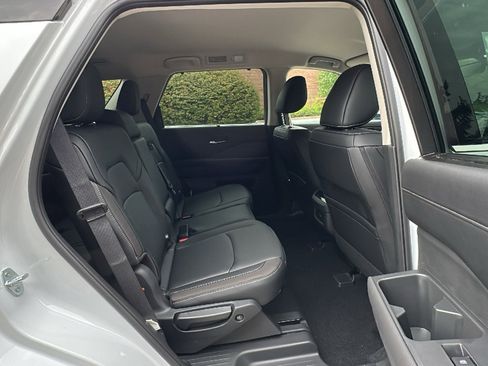 New 2025 Nissan Pathfinder SL image 13