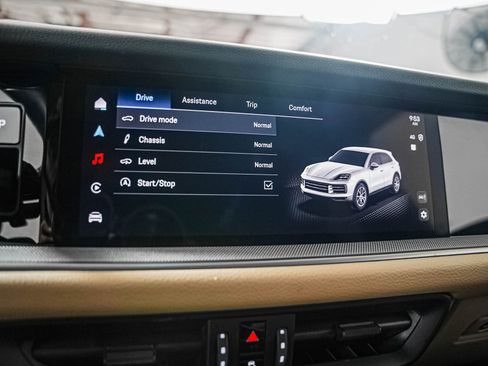 Certified 2024 Porsche Cayenne S AWD/4WD image 25