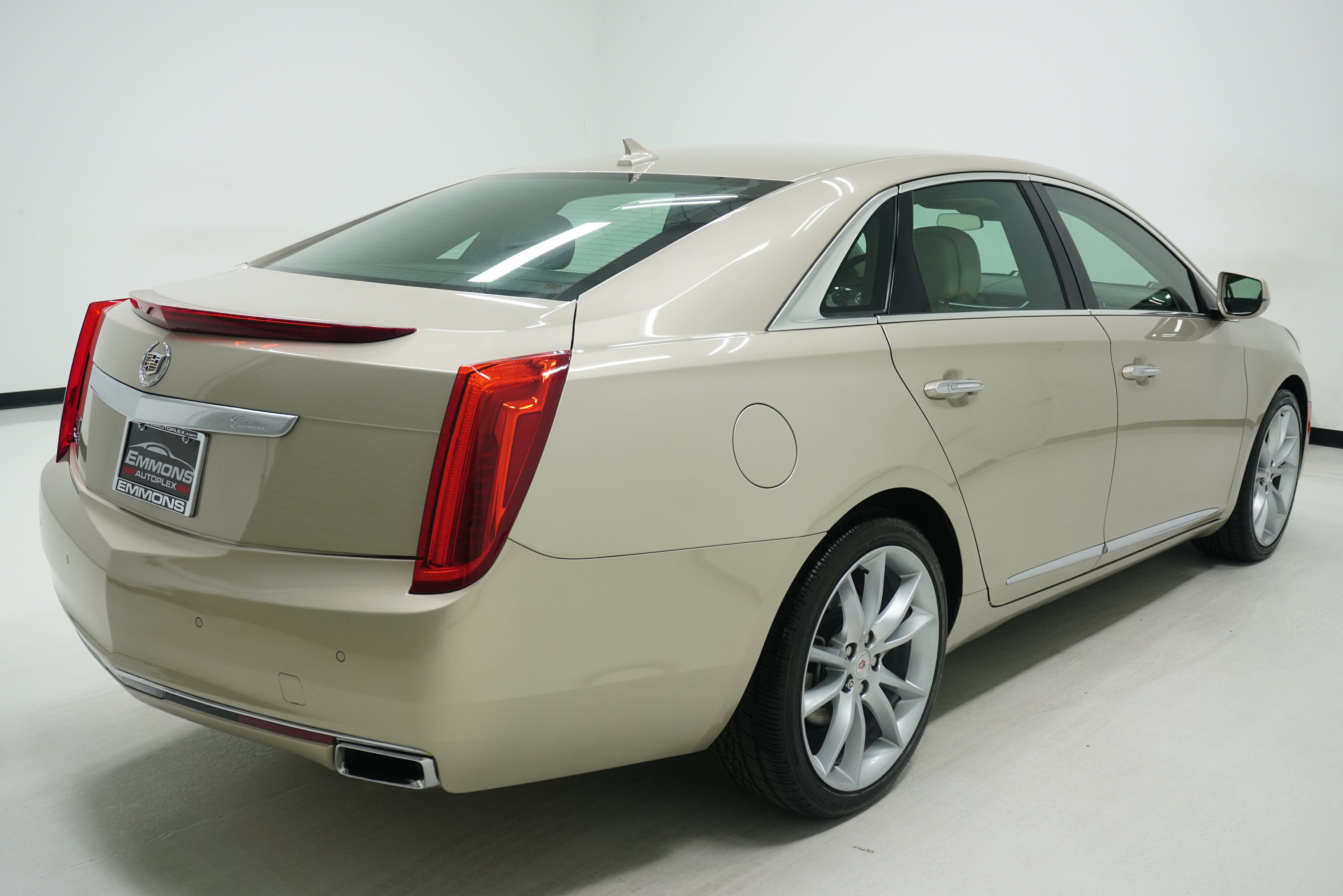 Used 2014 Cadillac XTS Premium w/ Driver Assist Package FWD image 4