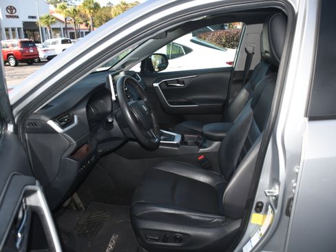 Used 2020 Toyota RAV4 Limited image 8