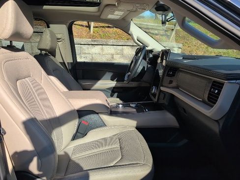 Used 2022 Ford Expedition Limited image 21