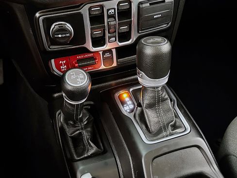 Used 2024 Jeep Wrangler Unlimited AWD/4WD image 19