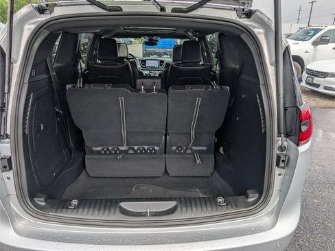 Used 2023 Chrysler Pacifica Limited w/ Uconnect Theater Family Group FWD image 14
