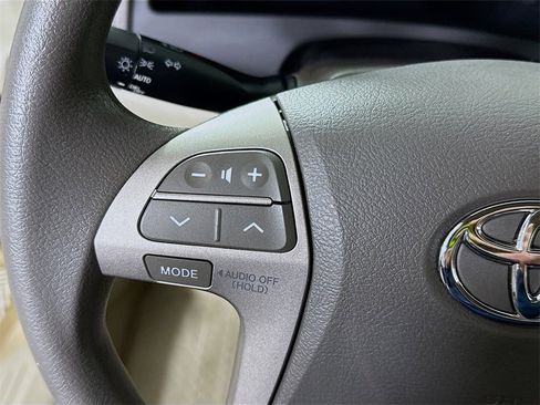 Used 2010 Toyota Camry LE image 18