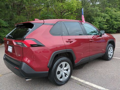 Used 2022 Toyota RAV4 LE FWD image 4