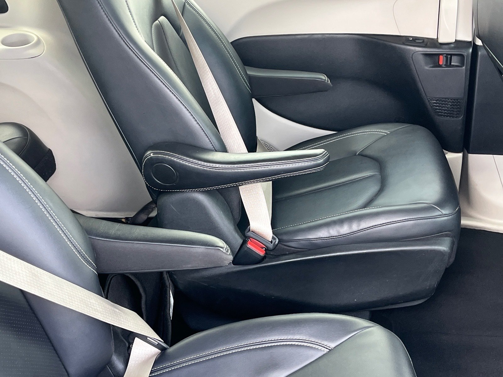 Used 2024 Chrysler Pacifica Limited FWD image 11