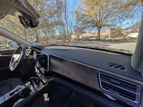 Used 2025 Volkswagen Atlas SE image 32