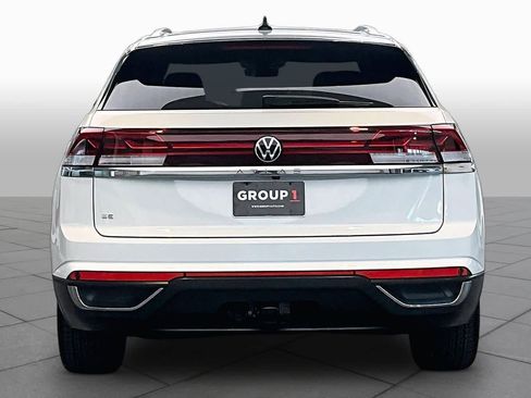 Used 2025 Volkswagen Atlas Cross Sport SE w/ Panoramic Sunroof Package FWD image 5