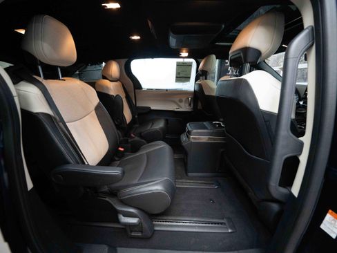 Used 2025 Toyota Sienna Platinum image 26