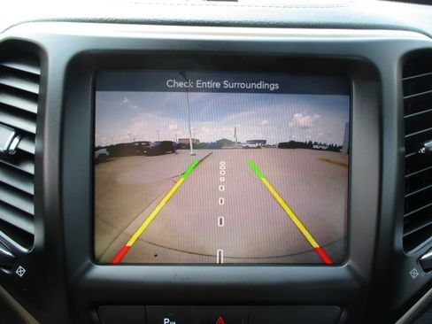 Used 2018 Jeep Cherokee Latitude FWD image 22