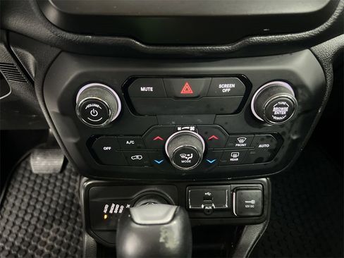 Used 2020 Jeep Renegade Trailhawk w/ Cold Weather Group image 16