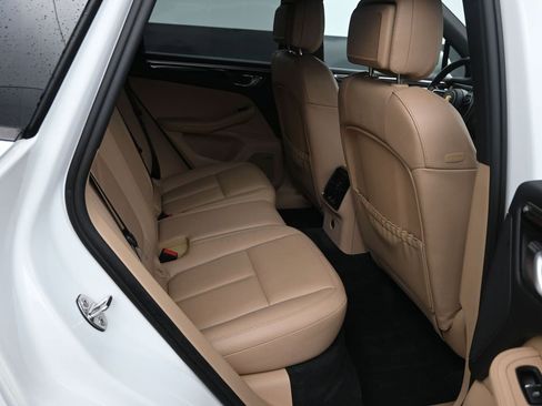 Used 2022 Porsche Macan image 16