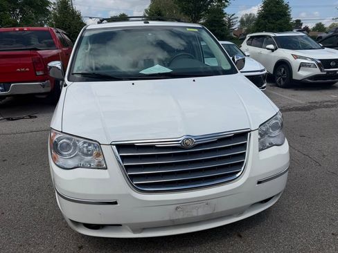 Used 2009 Chrysler Town & Country Limited w/ Entertainment Group #3 FWD image 2