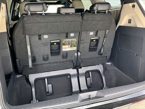 New 2026 Toyota Sienna Platinum image 7