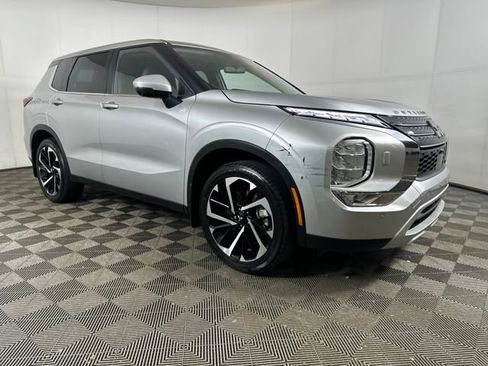 Used 2023 Mitsubishi Outlander SE image 2