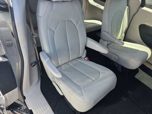 Used 2017 Chrysler Pacifica Touring w/ Tire & Wheel Group FWD image 31
