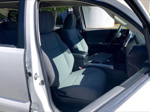 Used 2022 Toyota Tacoma SR5 w/ Technology Package image 9