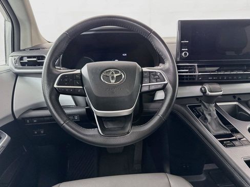 Certified 2025 Toyota Sienna XLE FWD image 32
