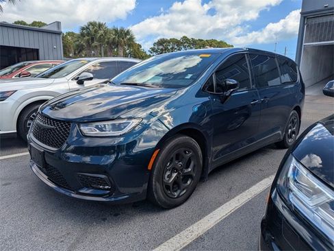 Used 2023 Chrysler Pacifica Limited w/ Uconnect Theater Family Group image 3