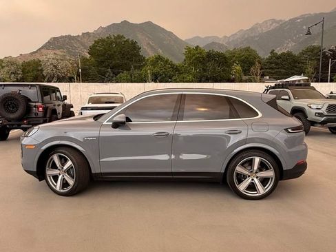Certified 2024 Porsche Cayenne AWD/4WD image 8