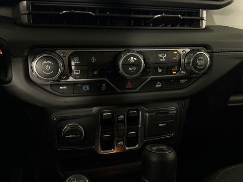 Used 2025 Jeep Wrangler Unlimited Sahara image 23