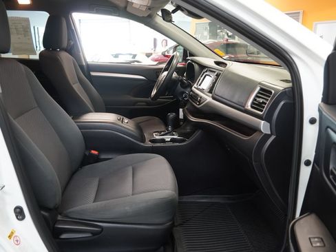 Used 2019 Toyota Highlander LE AWD/4WD image 36