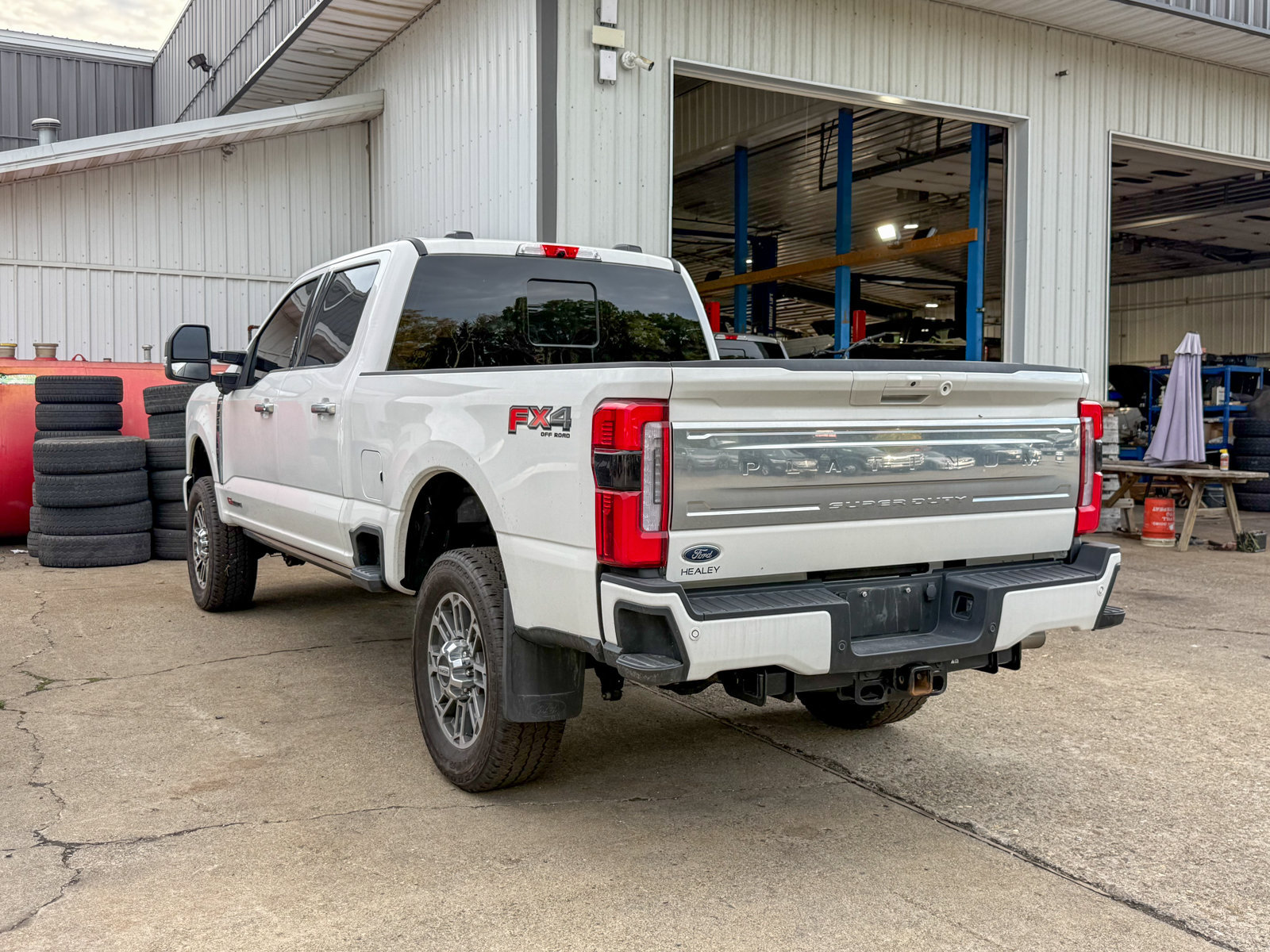 Certified 2025 Ford F350 Platinum w/ Platinum Plus Package AWD/4WD image 3