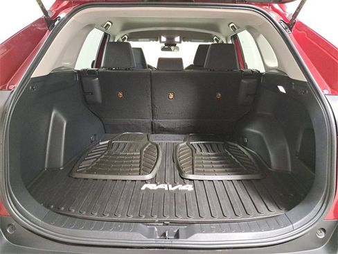 Used 2022 Toyota RAV4 LE image 10